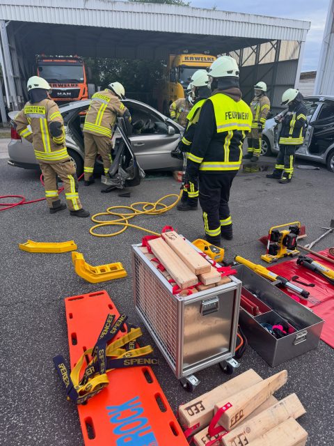 🚒 Übungsdienstag 🚒

Beim gestrigen Übungsdienstag stand das Thema Technische Hilfeleistung auf dem Plan.
Ein besonderer Dank geht an die Firma Kawelke für die Bereitstellung des Betriebsgeländes sowie eines PKWs zur Übung der technischen Rettung. 🙏🚗

So konnten realistische Einsatzszenarien trainiert und wichtige Handgriffe für den Ernstfall gefestigt werden. 💪🔥

#Feuerwehr #Übungsdienstag #TechnischeHilfeleistung #wirfüreuch #wirfürdirmstein