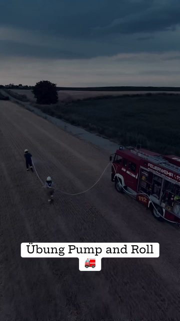 🚒💪 Pump and Roll – Übung der Feuerwehr Dirmstein
Übung macht den Unterschied: Bei unserer letzten Pump and Roll-Ausbildung trainierten wir die Wasserabgabe während der langsamen Fahrt. So verbessern wir das Zusammenspiel von Mannschaft, Maschinist und Technik, um im Einsatz schnell und sicher handeln zu können.