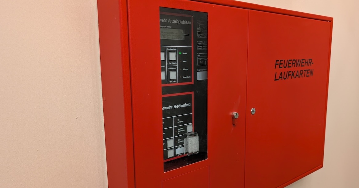 📟 Einsatz Nr. 61/2026 📟

🚨 B2.07 BMA
🗓 25.09.2026, 19:31 Uhr
📍 Ort: Dirmstein
🚒 Ausgerückte Fahrzeuge: TLF, TSF-W
⏱ Einsatzdauer: 30 Minuten

Am Freitagabend wurden wir aufgrund einer ausgelösten Brandmeldeanlage (BMA) alarmiert. 🚨

Vor Ort wurde der ausgelöste Bereich erkundet. Es konnte weder Rauch noch Feuer festgestellt werden – es handelte sich um einen Täuschungsalarm.

Brandmeldeanlagen sind dennoch wichtig: Sie erkennen mögliche Gefahren frühzeitig und alarmieren die Feuerwehr, sodass im Ernstfall schnell Hilfe vor Ort ist.

Da die BMA automatisch mehrere Feuerwehren alarmiert, wurden zusätzlich die Feuerwehren Großkarlbach-Laumersheim sowie die FEZ Leiningerland alarmiert.

Nach rund 30 Minuten konnten wir den Einsatz beenden und wieder einrücken