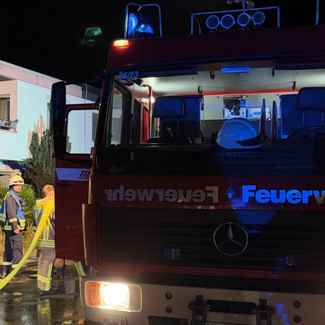 📟 Einsatz Nr. 64/2026 📟

🚨 B3.01 Gebäudebrand mit Personenrettung
🗓 30.09.2026, 21:36 Uhr
📍 Ort: Dirmstein
🚒 Ausgerückte Fahrzeuge: TLF, TSF-W, MZF-1
⏱ Einsatzdauer: 2,5 Stunden 

Am Mittwochabend wurden wir zu einem Gebäudebrand mit Personenrettung in Dirmstein alarmiert.

Eine Person konnte durch unsere Einsatzkräfte aus dem Gebäude gerettet und dem Rettungsdienst übergeben werden. Im Anschluss führten die Feuerwehren Nachlöscharbeiten sowie Lüftungsmaßnahmen durch.

Durch das schnelle Eingreifen der Nachbarn konnte bereits zu Beginn Schlimmeres verhindert werden. Für dieses umsichtige Handeln möchten wir uns ausdrücklich bedanken.

Unterstützt wurden wir durch die Feuerwehr Großkarlbach-Laumersheim, die Feuerwehr Gerolsheim, die Feuerwehr Grünstadt, der Feuerwehreinsatzzentrale sowie der Führungsstaffel VG Leiningerland.